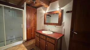 Dusche, Handtücher, Toilettenpapier