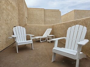 Terrace/patio - 3~bedroom townhome on the Island. Pet friendly~Pool~Boat parking (Lake Havasu City)