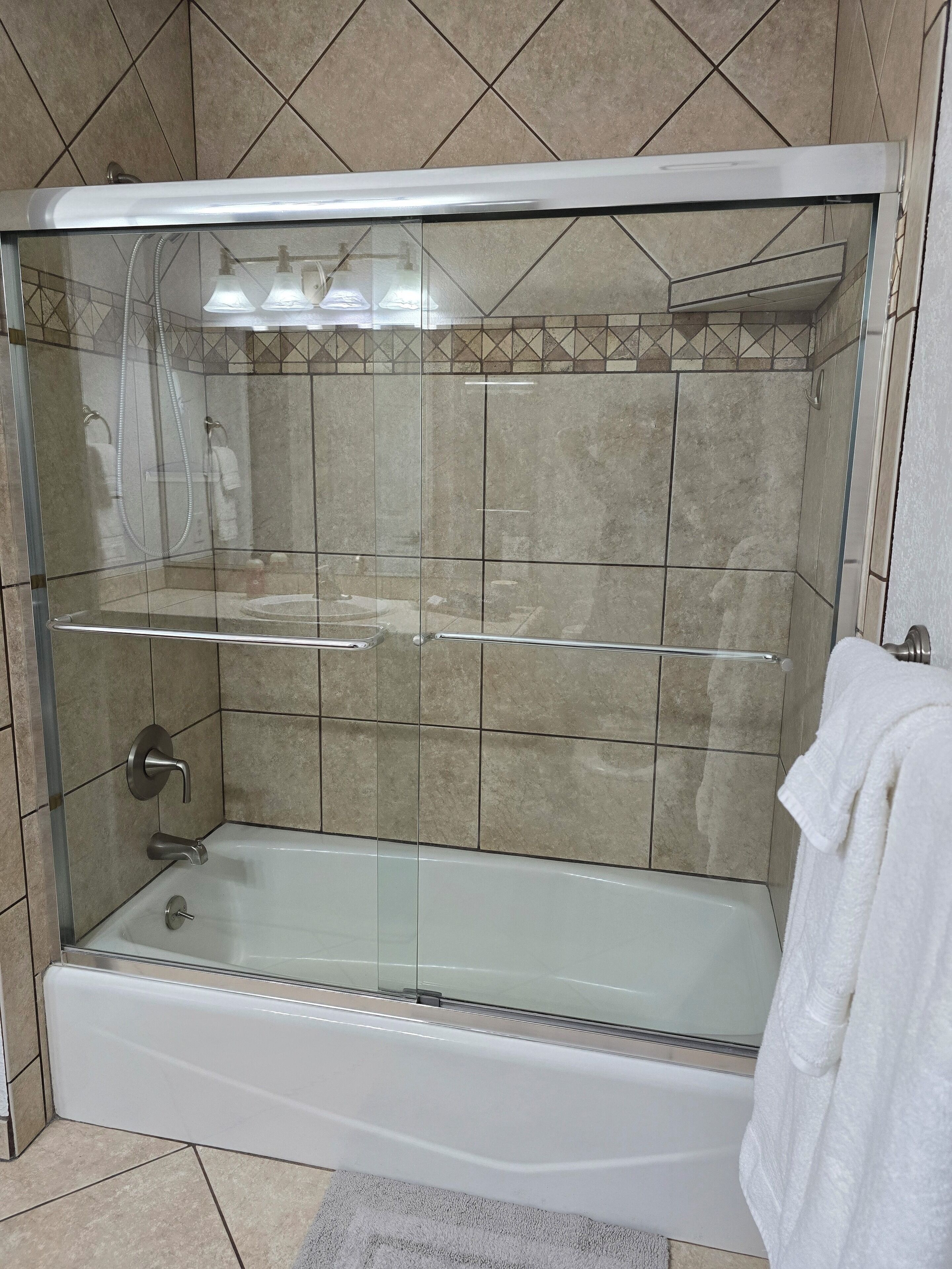 Dusche, Haartrockner, Handtücher, Seife