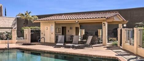 Alberca al aire libre y alberca climatizada