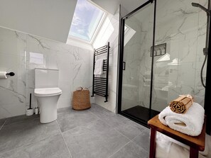 Shower, hair dryer, towels, soap - Gorgeous traditional stone one bedroom cottage; A haven of tranquility in Goleen (Goleen)