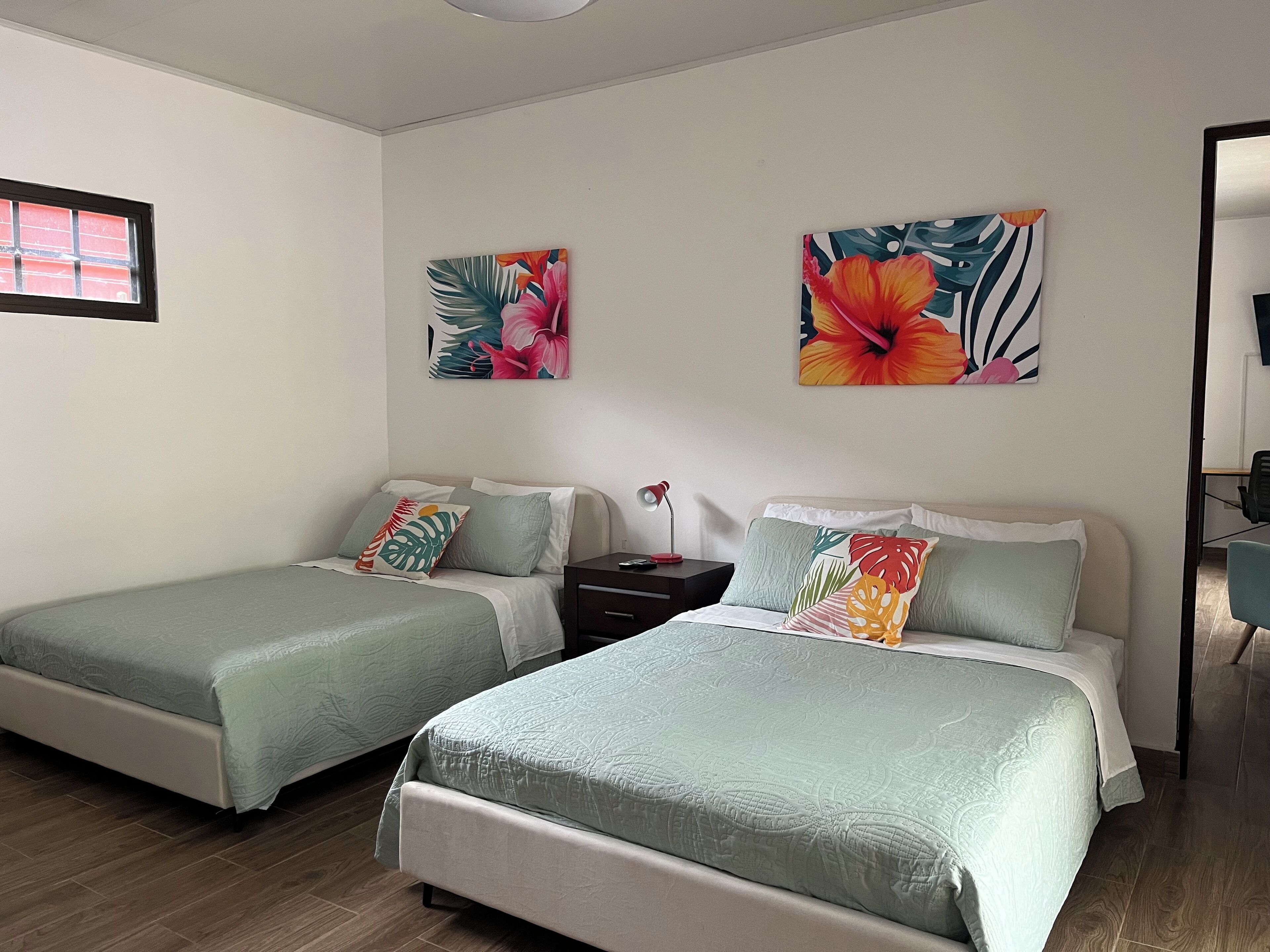 4 quartos, Wi-Fi de cortesia, roupa de cama