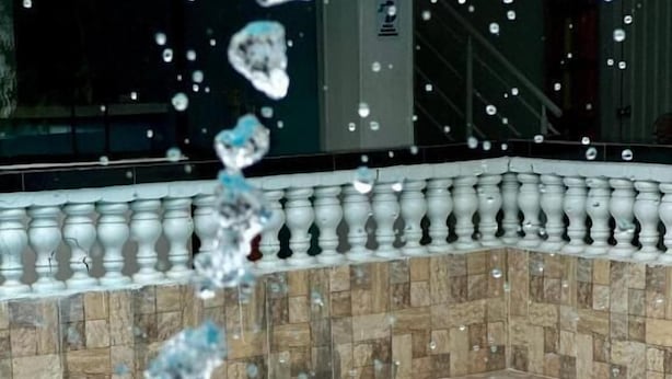 A swimming pool with clear blue water and a stone-tiled wall. - HOTEL AVENIDA 15 (Melgar)