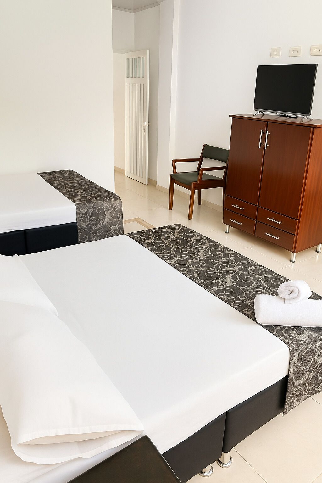 Neljän hengen standard-huone, parveke, kaupunkinäköala | Ilmainen Wi-Fi