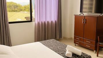 Habitación doble estándar, balcón, vista a la ciudad | Wifi gratis