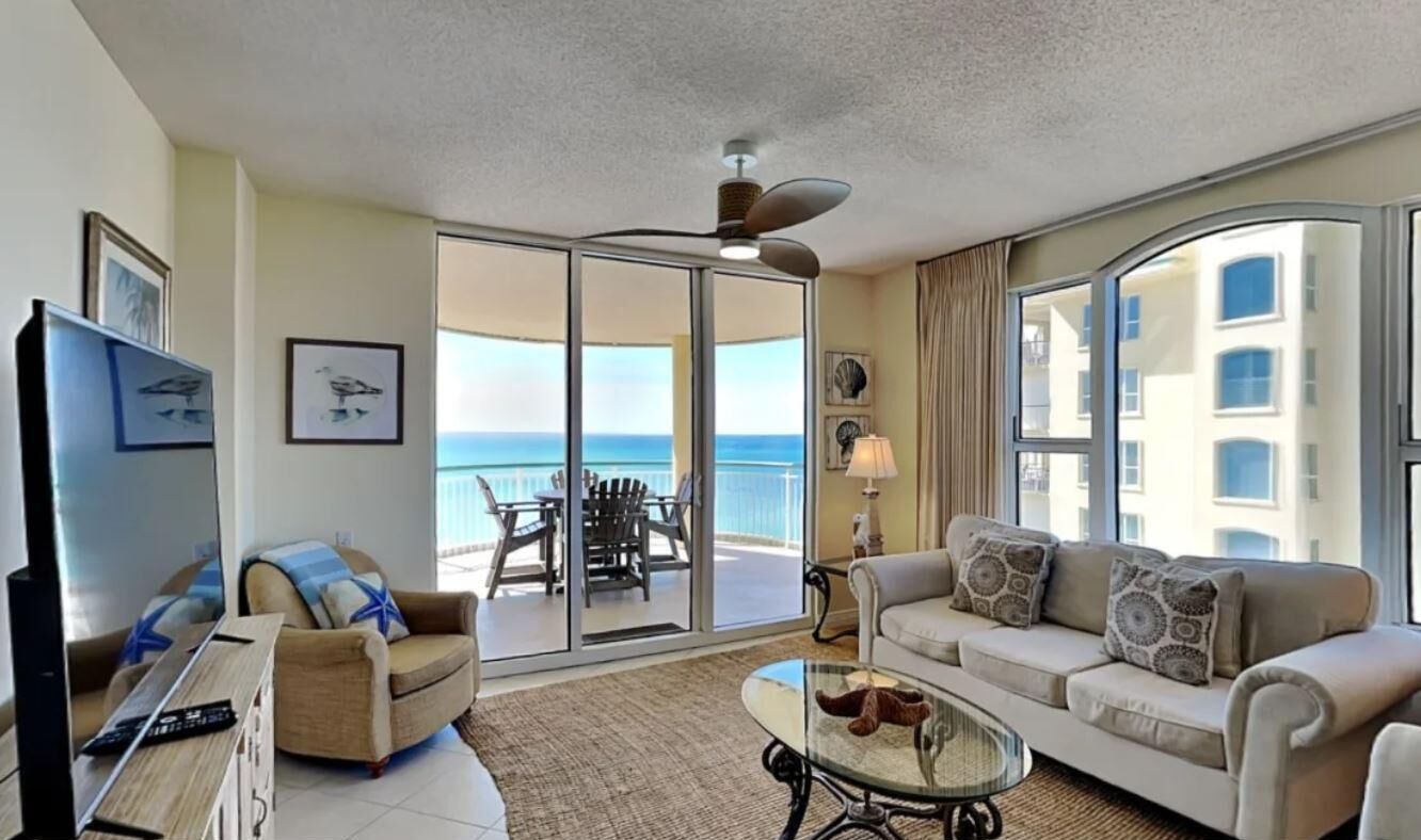 คอนโด, หลายเตียง (Beach Colony East 12D) | บริเวณนั่งเล  ่น