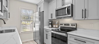 LUXURY RENOVATED TOWNHOUSE CLOSE I-10