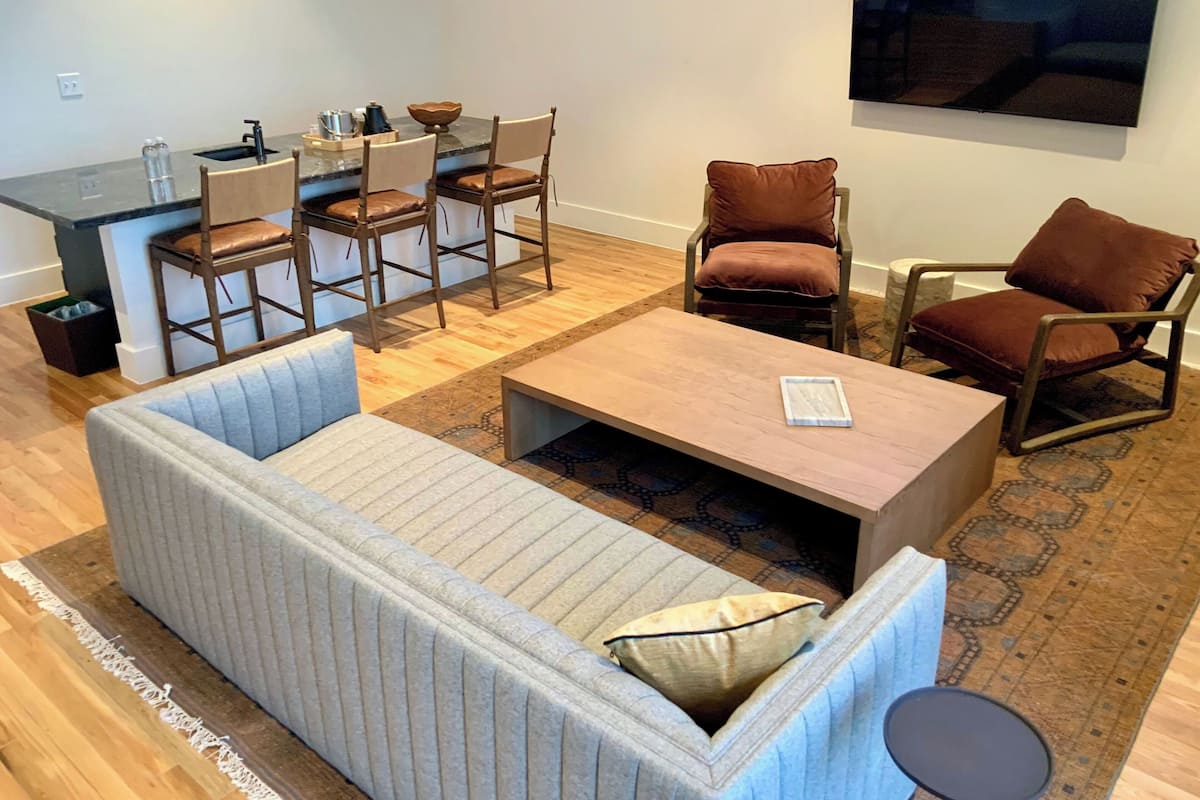 Suite (Persimmon Treetop) | Living area