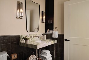 Habitación estándar | Baño | Secadora de cabello, pantuflas, toallas, jabón