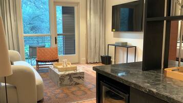 Signature Suite (Wren) | In-room safe, blackout drapes, soundproofing, iron/ironing board