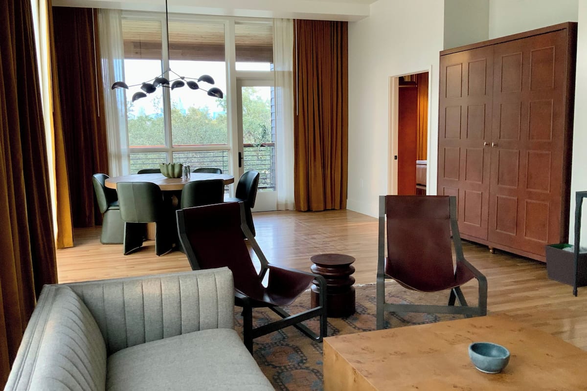 Suite (Live Oak Treetop) | Living area