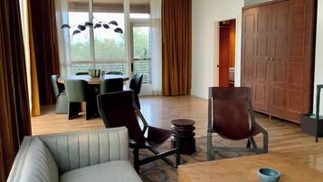 Suite (Live Oak Treetop) | Living area