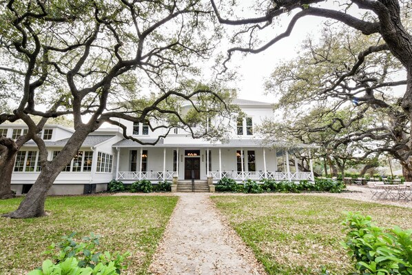 Exterior - The Inn at Green Pastures (Austin)