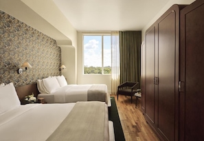 Premium bedding, down comforters, memory foam beds, minibar - The Inn at Green Pastures (Austin)