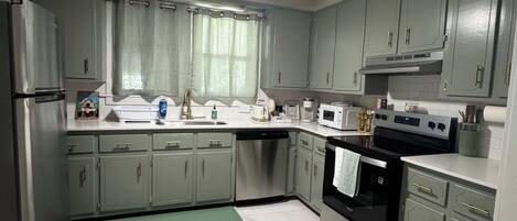 Four Ă  micro-ondes, un four, surface de cuisson, lave-vaisselle