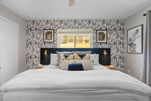 5 chambres, bureau, fer et planche à repasser, lit parapluie