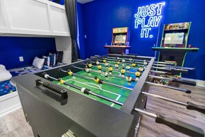 Games room - Central Loc~Stylish~Pool~HotTub (San Antonio)