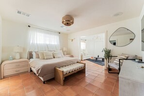 3 chambres, bureau, fer et planche à repasser, lit parapluie