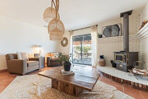 Télévision, cheminée, table de tennis de table, chaîne hi-fi