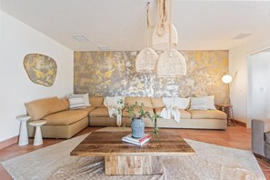 Télévision, cheminée, table de tennis de table, chaîne hi-fi