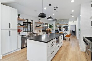 Fridge, microwave, oven, stovetop - White Lotus | Pool+ Hot Tub +Mini Golf +Sleeps 16+ (San Antonio)