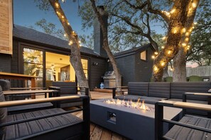 Terrace/patio - White Lotus | Pool+ Hot Tub +Mini Golf +Sleeps 16+ (San Antonio)