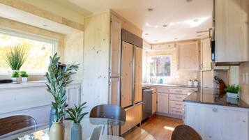 冷蔵庫、電子レンジ、オーブン、コンロ