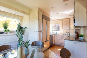 冷蔵庫、電子レンジ、オーブン、コンロ