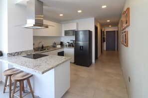 ميكروويف، ماكينة لصنع القهوة/الشاي، مستلزمات طهي/أطباق/أوعية