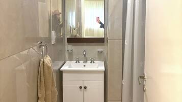 SĂšche-cheveux, serviettes fournies, savon, shampoing