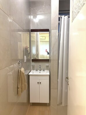 Sèche-cheveux, serviettes fournies, savon, shampoing