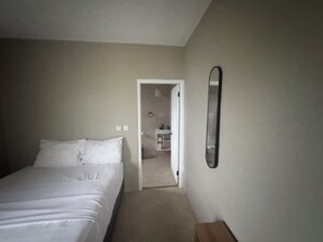 Apartamento econômico, varanda, vista para a montanha | Ferros/tábuas de passar roupa, Wi-Fi de cortesia