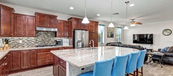 Your Island in the Desert - Beautiful 3 Bed house w/pool near sports and shops