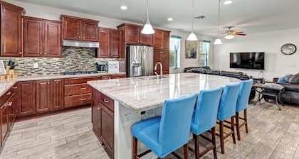 Your Island in the Desert - Beautiful 3 Bed house w/pool near sports and shops