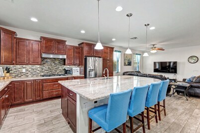 Your Island in the Desert - Beautiful 3 Bed house w/pool near sports and shops