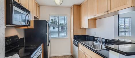 Micro-ondes, four, plaque de cuisson, lave-vaisselle