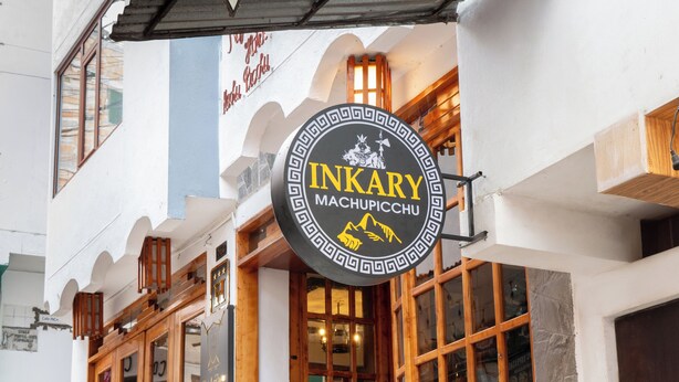 Um edifício com uma placa indicando "INKARY MACHUPICCHU".