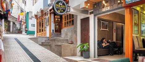 A narrow street with a restaurant named "INKARY MACHUPICCHU" and a sign for "MEXICAN" food.