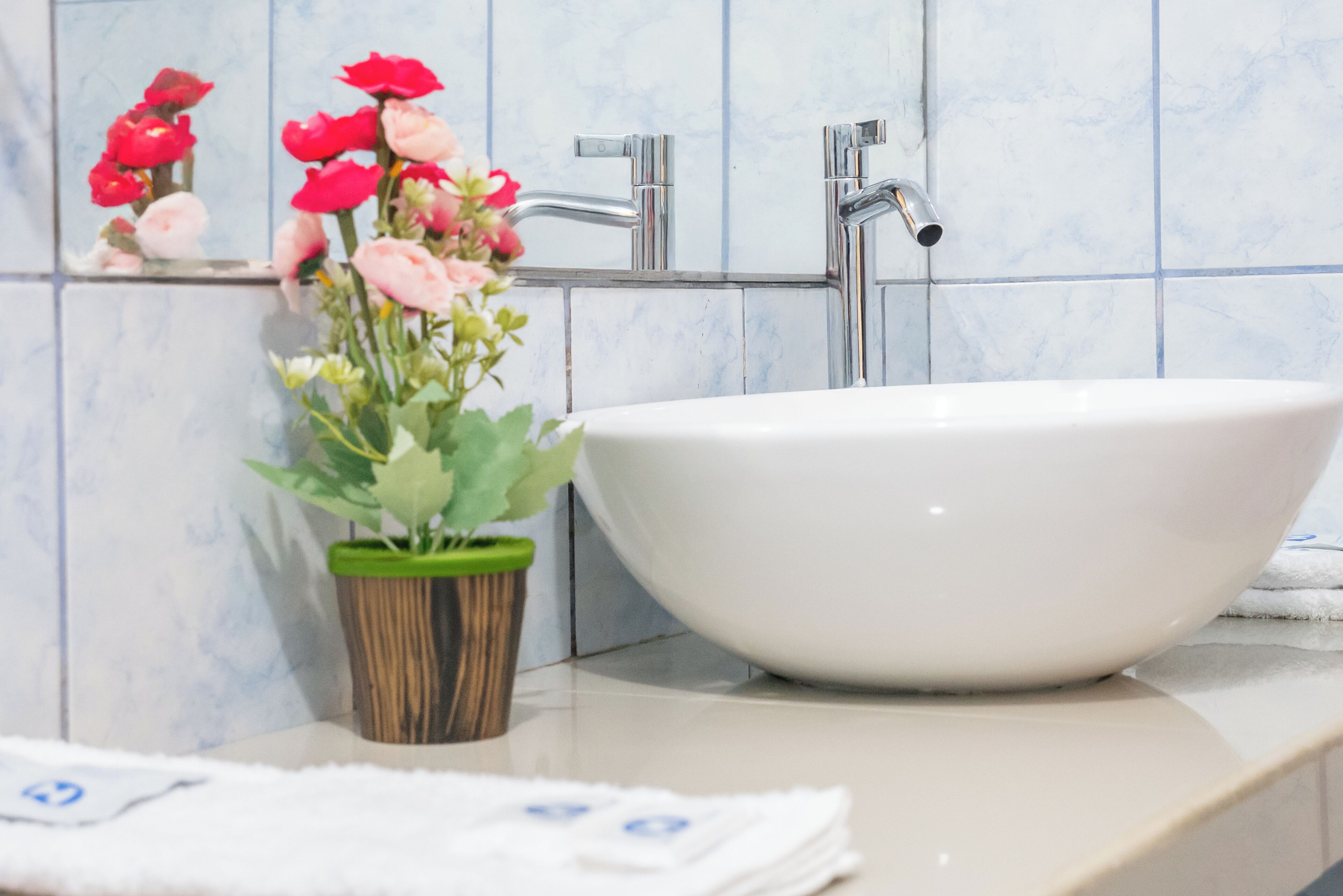 Combined shower/tub, towels, soap, shampoo