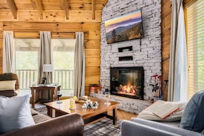 Smart-TV, peis, bøker og stereoanlegg