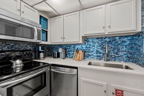 Réfrigérateur, four à micro-ondes, un four, surface de cuisson