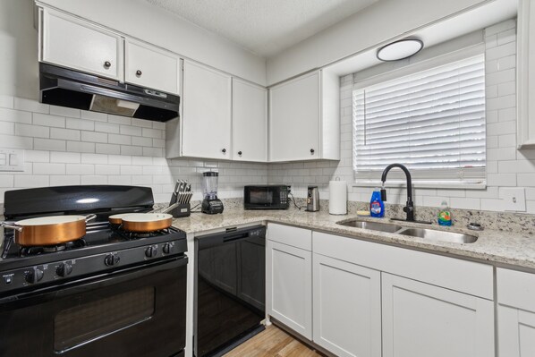 Micro-ondes, four, plaque de cuisson, lave-vaisselle