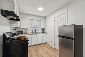 Four à micro-ondes, un four, surface de cuisson, lave-vaisselle