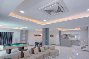 المنشأة من الداخل