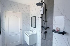 Bathroom - Near Three Town 4Beds 5Baths South Pattaya villa (Pattaya)