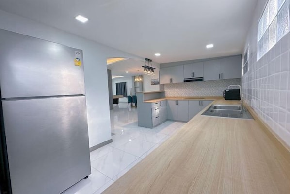 Private kitchen - Near Three Town 4Beds 5Baths South Pattaya villa (Pattaya)