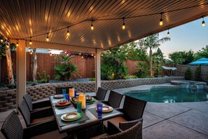 Outdoor dining - Welcome to Villa Tempo - Pool, Spa, Game Room, BBQ, Fast Wifi, Sleeps 12+ (Coachella)