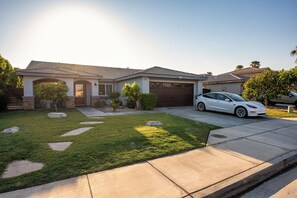 Exterior - Welcome to Villa Tempo - Pool, Spa, Game Room, BBQ, Fast Wifi, Sleeps 12+ (Coachella)