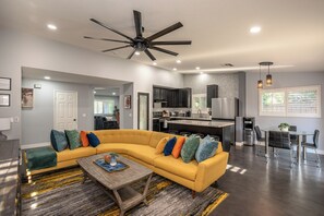 Smart-tv, pejs, bordfodbold, bøger