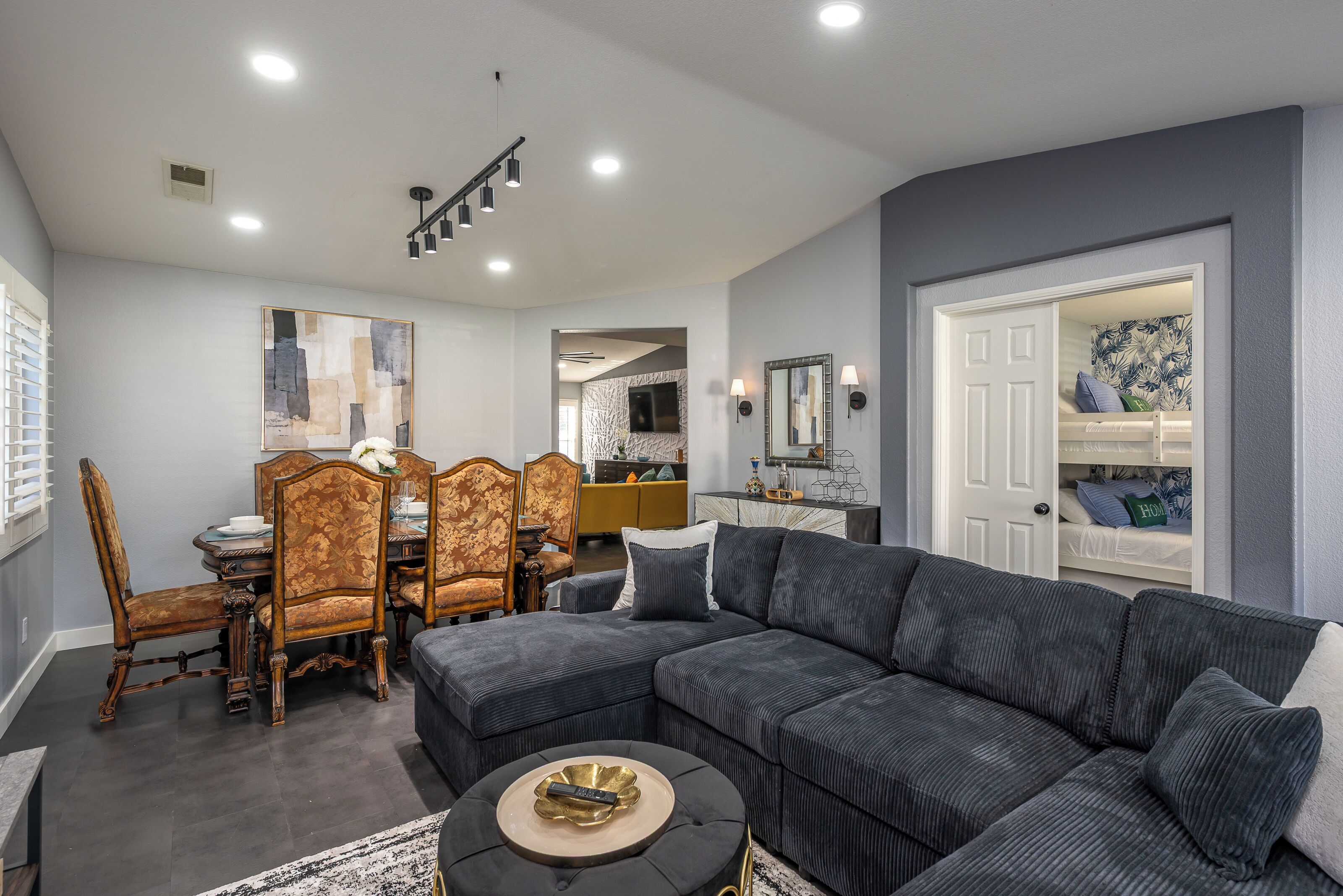 Smart-TV, Kamin, Tischfußball, Bücher